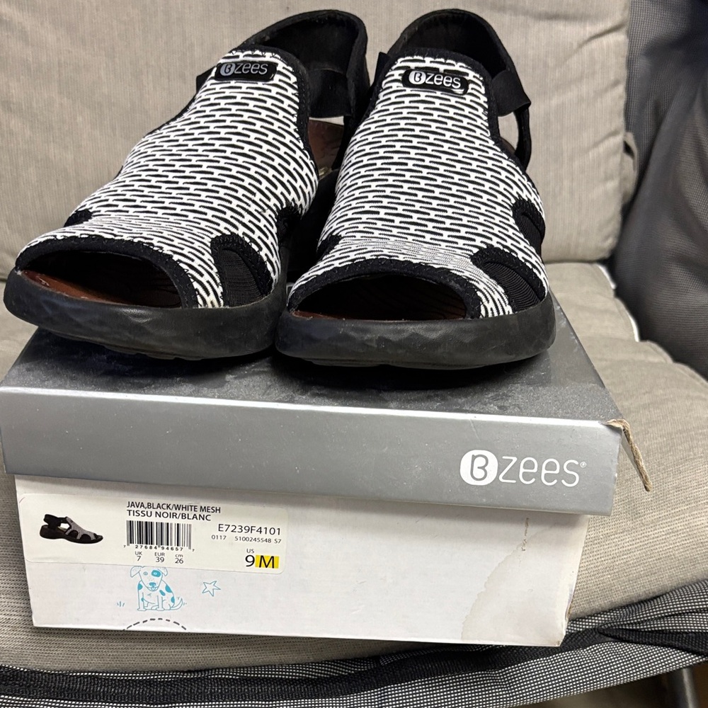 Bzees Black and White Womens Sandals